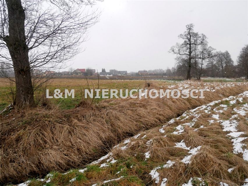 Pusta działka Książenice